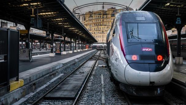 <p>Aufgrund eines branchenübergreifenden Streiks in Frankreich ist der Zugverkehr im gesamten SNCF-Netz erheblich beeinträchtigt.</p>