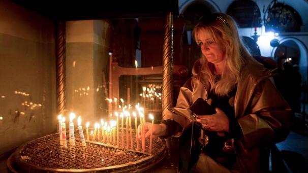 <p>Eine Besucherin zündet eine Kerze in der Geburtskirche an. Nach christlicher Überlieferung steht die Geburtskirche an jenem Ort, an dem Jesus zur Welt kam.</p>