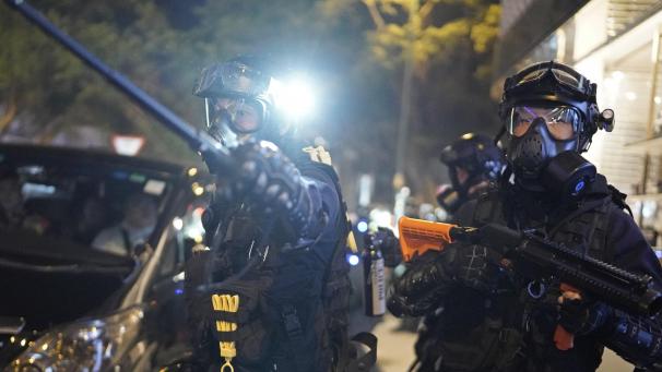 <p>Polizisten sind während einer Kundgebung im Einsatz.</p>