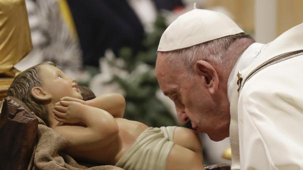 <p>Papst Franziskus küsst eine Statue des Jesuskindes, während er die Christmette an Heiligabend im Petersdom feiert.</p>