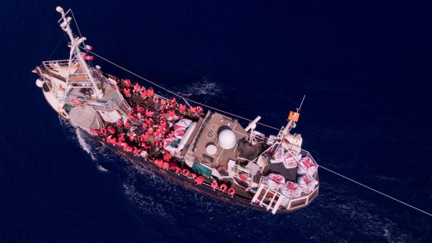 <p>Das Rettungsschiff „Eleonore“ fährt mit rund 100 Migranten an Bord auf dem Mittelmeer.</p>