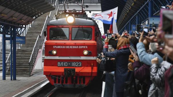<p>Menschen feiern die Ankunft des ersten russischen Zuges auf der Krim.</p>