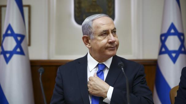 <p>Benjamin Netanjahu, Ministerpräsident von Israel, sitzt in seinem Büro bei der wöchentlichen Kabinettssitzung.</p>