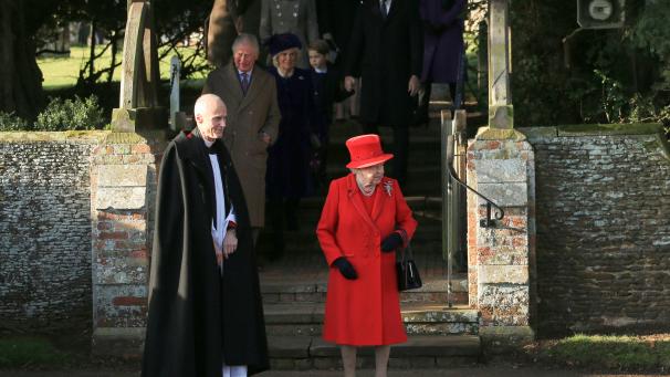 <p>Großbritannien, Sandringham: Königin Elizabeth II. wartet auf ihr Auto, nachdem sie mit ihrer Familie einen Weihnachtsgottesdienst in der Kirche Saint Mary Magdalene besucht hat.</p>