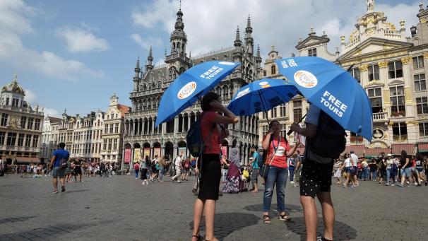 <p>Touristen auf der Grand-Place in Brüssel</p>