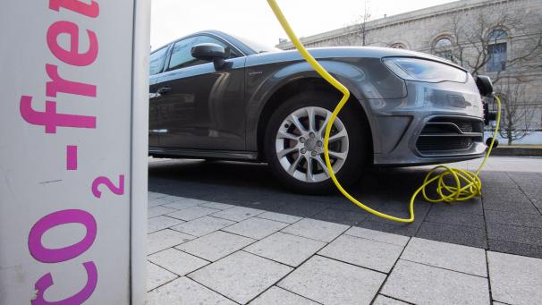 <p>Ein Elektroauto wird an einer E-Ladesäule aufgeladen.</p>