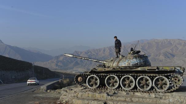 <p>Ein afghanischer Junge spielt auf einem alten Panzer in der Nähe der Stadt Kabul.</p>