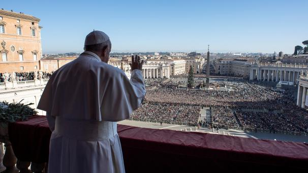 <p>In seiner Weihnachtsbotschaft widmete Papst Franziskus sich auf der Loggia des Petersdoms vor 55.000 Gläubigen auf dem Platz auch den zahllosen Konflikten auf der Welt.</p>