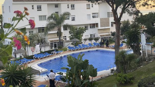 <p>Zivilschutztaucher arbeiten an einem Schwimmbad in der Ferienanlage Club La Costa World in der Nähe von Malaga. Während ihres Urlaubs an der Costa del Sol sind ein Mädchen, sein großer Bruder und sein Vater an Heiligabend im Pool einer Hotelanlage ertrunken</p>