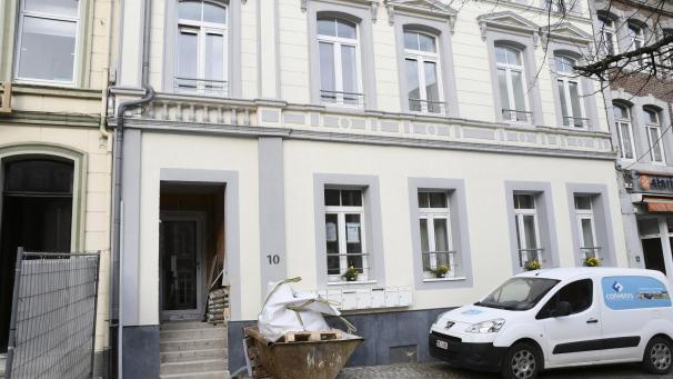 <p>Auf der linken Seite des Hauses mit der Nummer 10 hat Nosbau nun eine Eingangstür einbauen lassen.</p>