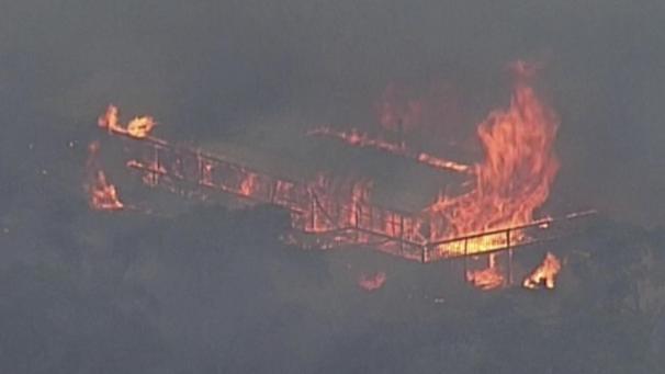 <p>Dieses Videostandbild zeigt ein brennendes Haus im Süden Australiens.</p>