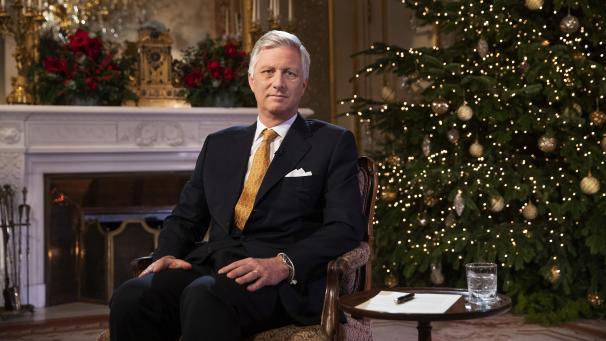 <p>„Alles ist eine Frage der Einstellung.“ König Philippe wünscht sich konkrete Maßnahmen für bestehende Probleme und geht selbst mit gutem Beispiel voran: In diesem Jahr knisterte bei seiner Weihnachtsansprache kein Feuer im Kamin. Übrigens: Seine Krawatte war dieselbe, die er vor 20 Jahren getragen hatte, als er seine Verlobte Mathilde d'Udekem d'Acoz vorstellte.</p>