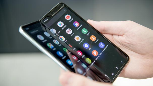 <p>Neue Werkstoffe machen Displays biegsam. Die Hersteller können damit faltbare Smartphones (hier das Samsung Galaxy Fold) bauen.</p>