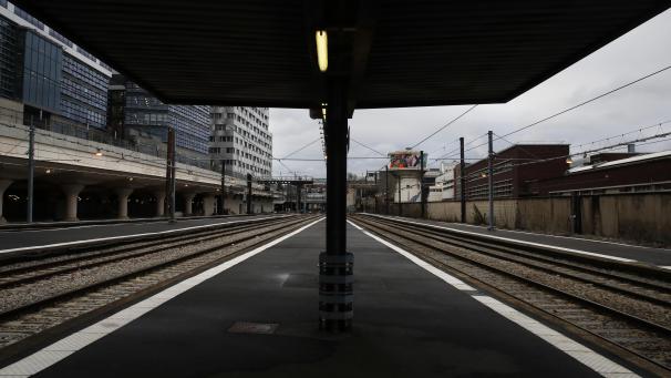 <p>Die Bahnsteige am Gare d'Austerlitz stehen leer. Die andauernden Streiks gegen die geplante Rentenreform werden den Fern- und Nahverkehr erneut beeinträchtigen.</p>
