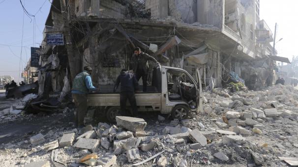 <p>Syrien, Sarakeb: Menschen inspizieren einen ausgebrannten Wagen nach einem Luftangriff. Durch Luftangriffe durch syrische Flugzeuge wurden viele Menschen getötet und verwundet.</p>