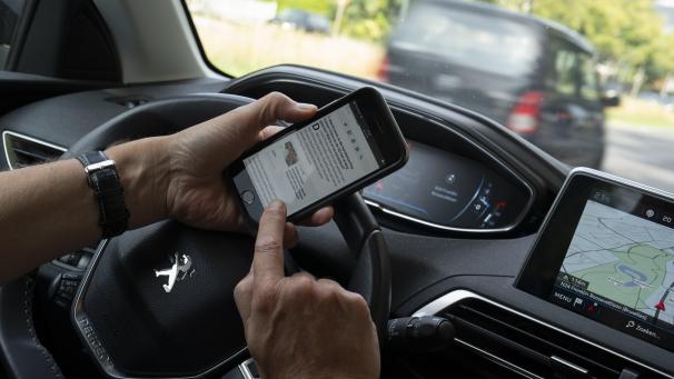 <p>Obwohl Autofahrer wissen, wie gefährlich Handynutzung am Steuer ist, tun sie es immer wieder.</p>