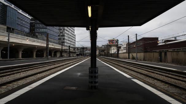 <p>Die Bahnsteige am Gare d'Austerlitz stehen leer.</p>
