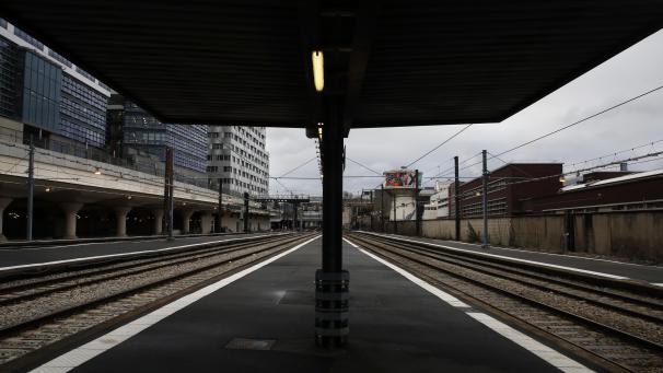 <p>Die Bahnsteige am Gare d'Austerlitz stehen leer. Die andauernden Streiks gegen die geplante Rentenreform beeinträchtigen erneut den Fern- und Nahverkehr.</p>
