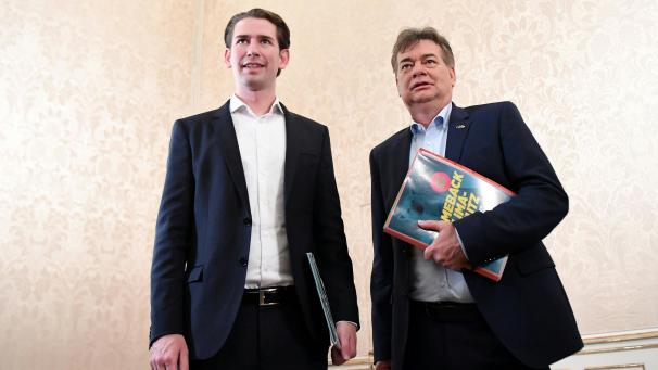 <p>Österreichs Ex-Kanzler Sebastian Kurz (ÖVP) und Grünen-Chef Werner Kogler (rechts) zeigen sich nach Gesprächen den Medienvertretern.</p>