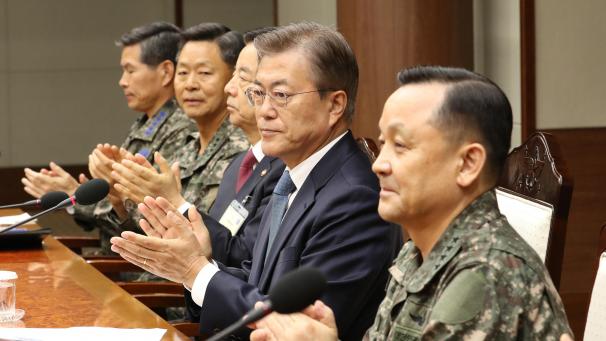 <p>Südkoreas Präsident Moon Jae-in nimmt an einem Treffen mit Militärkommandeuren im Verteidigungsministerium in Seoul teil.</p>