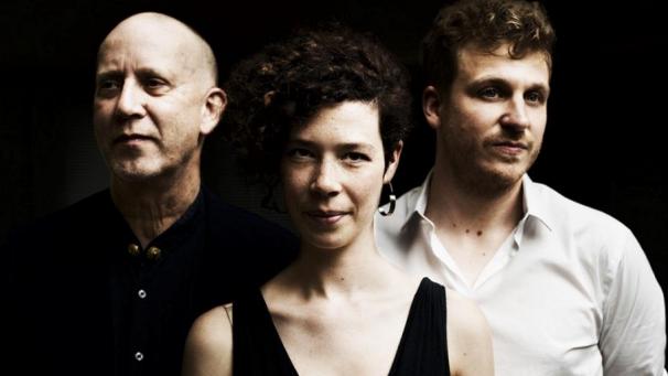 <p>Charlotte Haesen &amp; Philip Breidenbach feat. Ernst Reijseger setzten besondere musikalische Akzente durch Anleihen an die Weltmusik.</p>