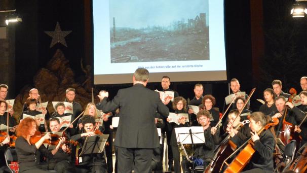 <p>„Carmina Viva“ unter Rainer Hilger wies beim Requiem von Gabriel Fauré gemeinsam mit dem dunkel timbrierten Orchester im Sinne des Komponisten den vokalen Weg ins Paradies.</p>