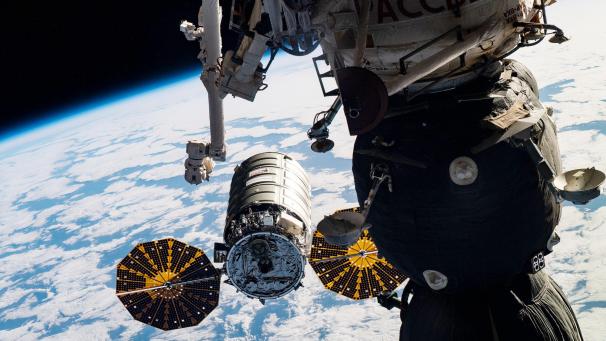 <p>Die Raumstation ISS umrundet die Erde alle eineinhalb Stunden. Die Astronauten können das Jahr 2020 so 15 Mal begrüßen.</p>