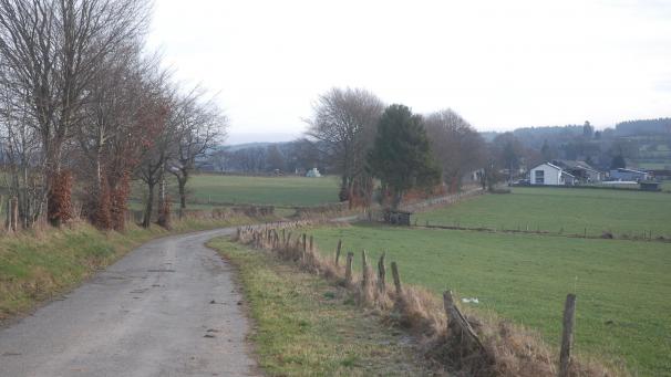<p>Die Brunnengasse in Medell-Hochkreuz wird ausgebaut, um eine Anbindung der Ortschaft Medell an den Vennbahnradweg herzustellen. Zugleich werden Versorgungsleitungen bis zum Ende der Bauzone verlegt.</p>