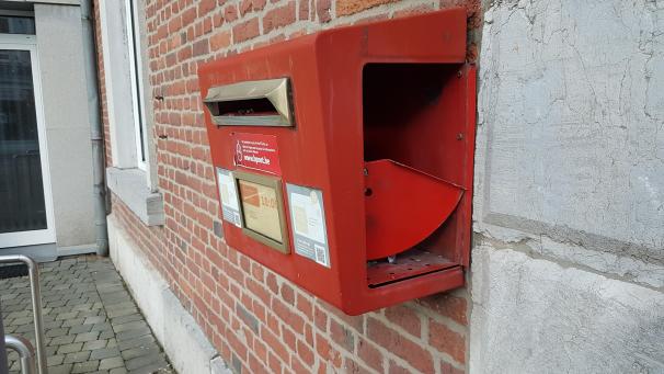 <p>Der Briefkasten an der Bergstraße in Eupen wurde durch einen Böller beschädigt.</p>