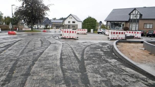 <p>Monatelang war der Weywertzer Dorfplatz eine Baustelle. Im Oktober nimmt die Bevölkerung den Treffpunkt in Augenschein.</p>