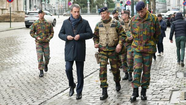 <p>Verteidigungsminister Philippe Goffin (Zweiter von links) verschafft sich ein Bild der Lage.</p>