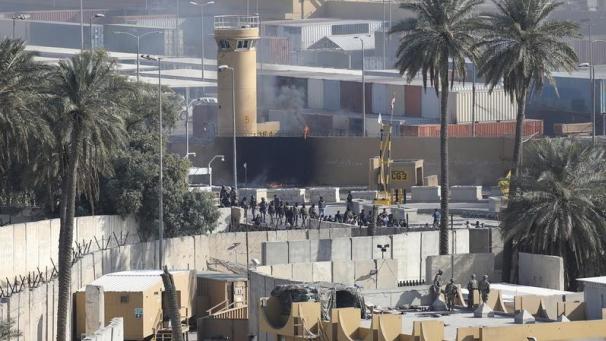 <p>Blick über das Gelände der Botschaft der Vereinigten Staaten nachdem Anhänger und Demonstranten der schiitischen Miliz im Irak ein Feuer gelegt haben.</p>