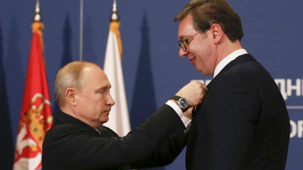 <p>Wladimir Putin (l), Präsident von Russland, verleiht Aleksandar Vucic, Präsident von Serbien, nach ihren Gesprächen den russischen Alexander-Newski-Orden.</p>