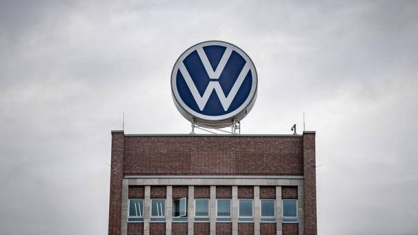 <p>Ein großes VW-Logo steht auf dem Verwaltungshochhaus vom Volkswagen Werk.</p>
