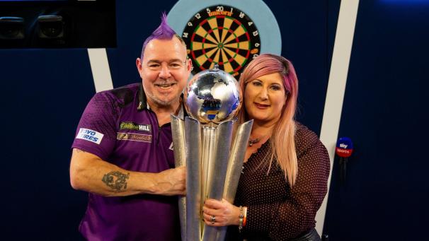 <p>Peter Wright feiert mit seiner Frau Joanne den Weltmeistertitel.</p>