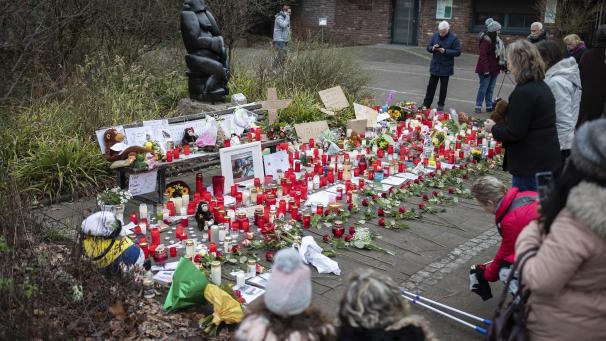 <p>Ein Meer aus Kerzen erinnert an die mehr als 30 verbrannten Tiere.„Das ist unglaublich“, sagte Zoo-Direktor Wolfgang Dreßen. Auch für die Mitarbeiter stehe nun – neben der Pflege der übrigen Tiere – die Trauerverarbeitung im Vordergrund.</p>