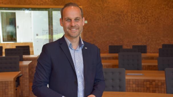 <p>Dieses Bild von Colin Kraft vom Juni 2019 entstand kurz nach seiner Wahl ins DG-Parlament. In Zukunft arbeitet er wieder als Lehrer, behält aber sein Mandat im PDG.</p>