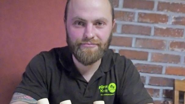<p>Tom Löfgen mit dem Frischkäse und dem Buffalino von „Eifel-Büffel“: Drei Sorten Käse stellt der 28-Jährige aus Büffelmilch her.</p>