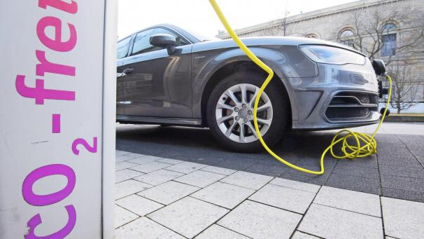 <p>Ein Elektroauto von Audi wird mit einem Kabel an einer E-Ladesäule aufgeladen. Audi hat mit dem leistungsstärksten E-Auto Akzente gesetzt; inzwischen wird das Angebot auch an bezahlbareren Modellen größer.</p>