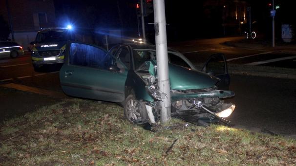 <p>Die abenteuerliche Fahrt endete an einem Laternenmast auf der Lütticher Straße. Glücklicherweise wurde niemand verletzt.</p>