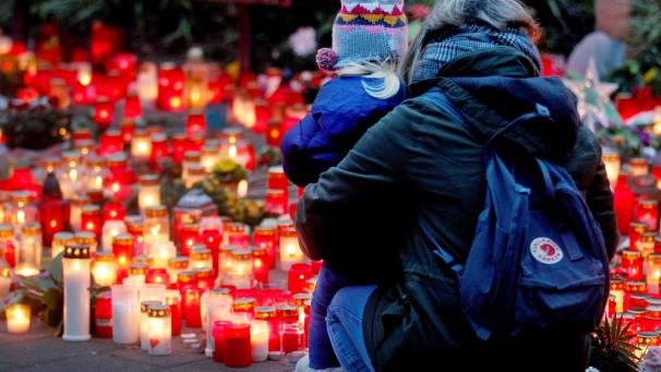 <p>Zwei Tage nach dem Brand im Affenhaus des Krefelder Zoos schauen sich ein kleines Mädchen mit ihrer Mutter die vielen Trauerkerzen und Blumen vor dem Zooeingang an.</p>
