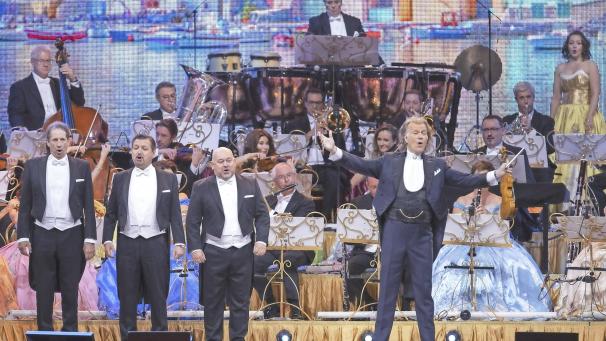 <p>Seit 2008 singt Serge Bosch (Dritter von links) für das Orchester von André Rieu, seit anderthalb Jahren ist der Kelmiser einer der drei Platin-Tenöre.</p>
