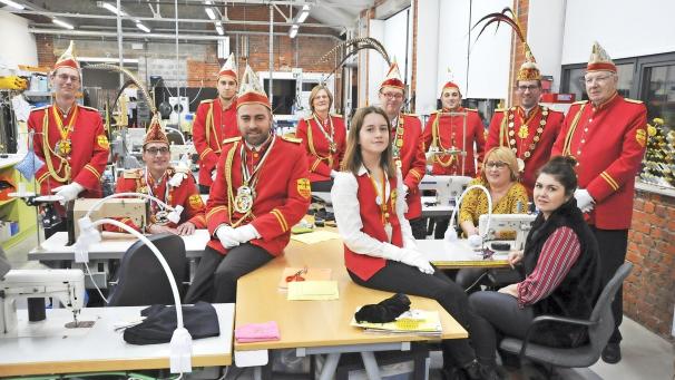 <p>Die Prinzengarde ist klar für die Session 2020/2021. Gemeinsam mit dem Sozialbetrieb „Die Alternative“ wurde an den Uniformen gearbeitet.</p>