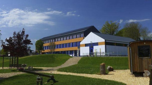 <p>Neun Schulen gibt es in der Gemeinde Amel, die größte davon in Amel selbst mit 85 Primarschülern und 39 Kindergartenkindern.</p>