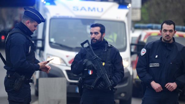 <p>Ein 22-jähriger hatte am Freitagnachmittag südlich von Paris mehrere Menschen im Bereich eines Parks wahllos mit einem Messer angegriffen.</p>