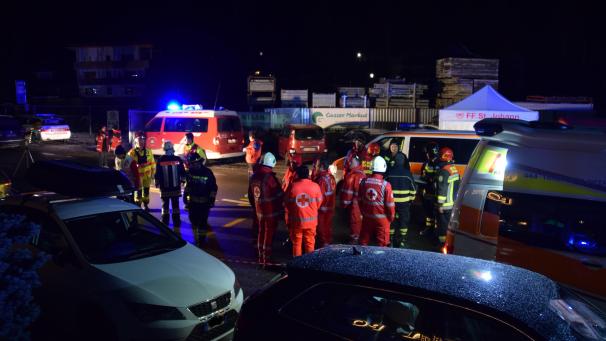 <p>Ein Auto fährt in eine Reisegruppe. Die Polizei geht von einem Unfall aus.</p>