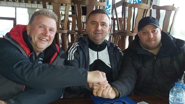 <p>Wichtiger Handshake: Udo Theodor, Thierry Polis und Manuel Klauser (v.l.n.r.) besprechen die Zukunft des RFC St.Vith.</p>