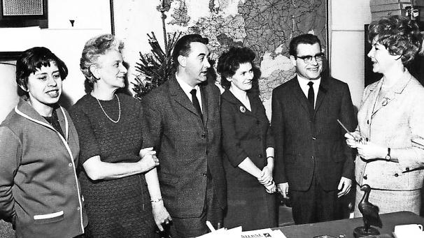 <p>Die Pionierzeit in Brüssel: Irene Janetzky (rechts), Leiterin der Sendungen in deutscher Sprache, mit der Redaktion (darunter Peter Moutschen und Hubert Jenniges).</p>