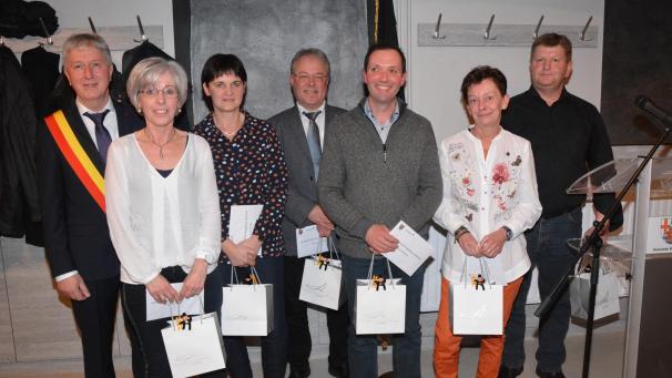 <p>Neujahrsempfang der Gemeinde Büllingen im Saal Jaspesch in Mürringen: Bürgermeister Friedhelm Wirtz hatte u.a. die Ehre, Personalmitglieder auszuzeichnen, die seit 25 bzw. 35 Jahren im Dienste der Gemeinde stehen.</p>