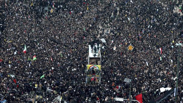 <p>In Iran versammelten sich am Sonntag bei Trauerzügen für den getöteten General Soleimani riesige Menschenmengen (hier: Maschhad).</p>